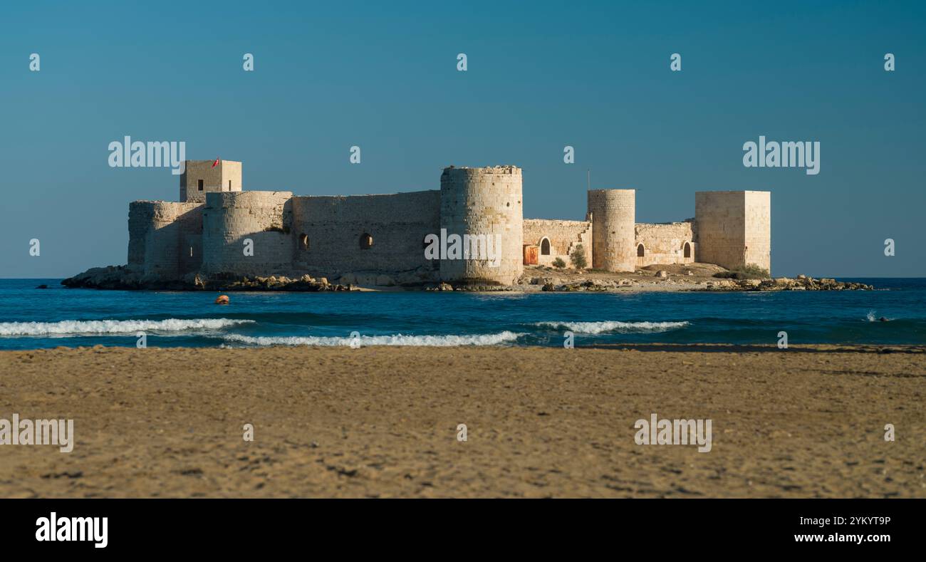 Maiden's Castle und der Strand. Die historischen Wahrzeichen der Türkei im Mittelmeer. Bezirk Erdemli, Provinz Mersin, Türkei Stockfoto