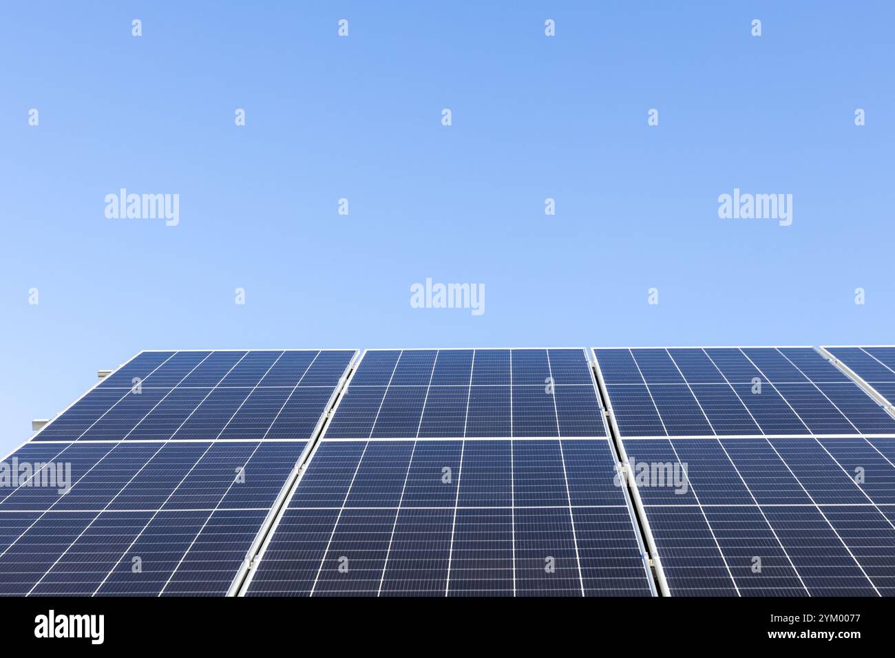 Luftaufnahme von Solarzellen auf klarem blauem Himmelhintergrund. Konzept der alternativen Energie. Modernes Haus mit Solarpaneelen Stand-alone Photovoltaik pla Stockfoto