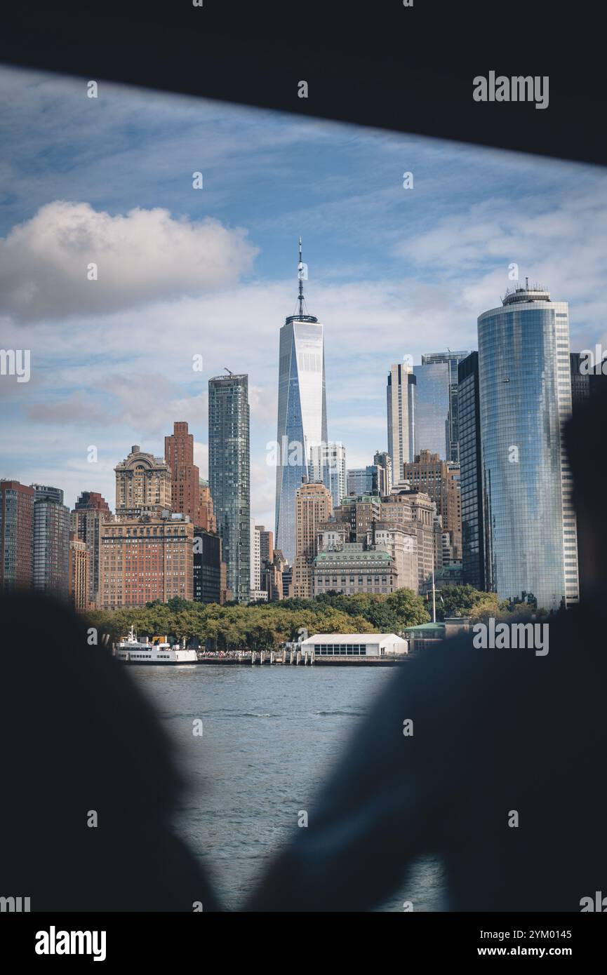 Skyline von Lower Manhattan, einschließlich des One World Trade Center, von der Staten Island Ferry aus gesehen, Manhattan, NYC. Stockfoto