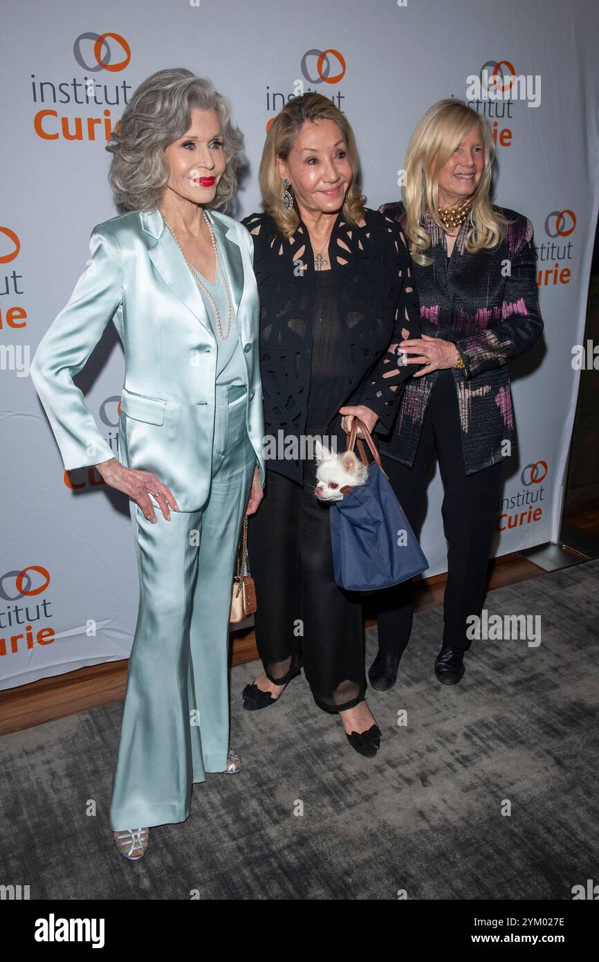 New York, Usa. November 2024. (L-R) Jane Fonda, Susan Gutfreund und Susan Blumenthal nehmen an der Marie Curie Legacy Gala 2024 zu Ehren von Jane Fonda im Rainbow Room in New York City Teil. Quelle: SOPA Images Limited/Alamy Live News Stockfoto