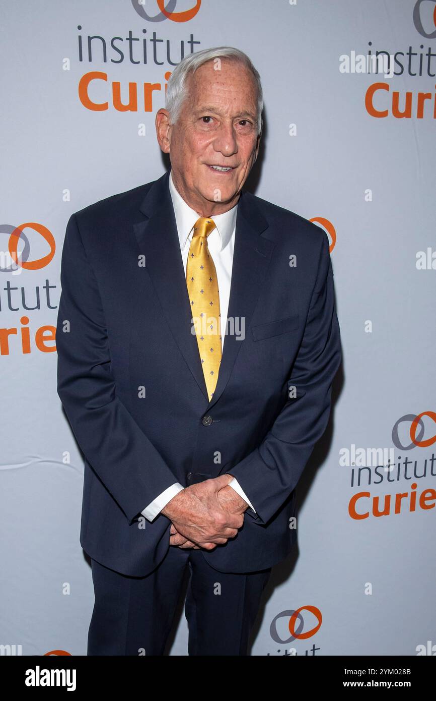 New York, Usa. November 2024. Walter Isaacson nimmt an der Marie Curie Legacy Gala 2024 zu Ehren von Jane Fonda im Rainbow Room in New York Teil. Quelle: SOPA Images Limited/Alamy Live News Stockfoto