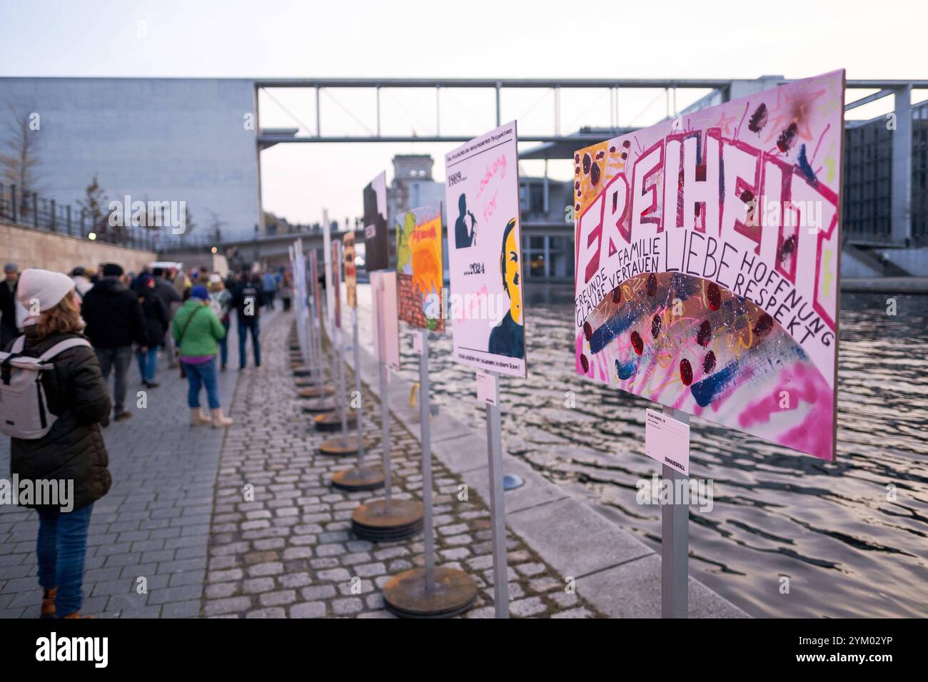 Open-Air-Installation zum 35. Jahrestag des Falls der Berliner Mauer entlang des ehemaligen Grenzverlaufs an dem Berliner Spreeufer wischen dem Reichstagsgebäude und dem Bundeskanzleramt. / Freiluftanlage zum 35. Jahrestag des Mauerfalls entlang der ehemaligen Spreegrenze zwischen Reichstagsgebäude und Bundeskanzleramt. Schnappschuss-Fotografie/K.M.Krause *** Freilichtinstallation zum 35. Jahrestag des Mauerfalls entlang der ehemaligen Spreegrenze zwischen Reichstag und Bundeskapelle Stockfoto