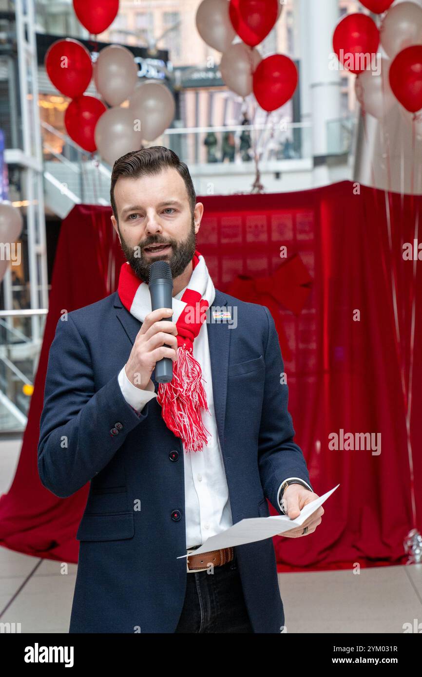 Matthew Capoccia, Philanthropy Manager, Jays Care Foundation, nimmt an der Light the World Giving Machine im Eaton Centre in Toronto Teil. Die Light the World Giving Automaten sind interaktive Verkaufsautomaten, die es Menschen ermöglichen, wohltätige Spenden zu tätigen, indem sie Gegenstände wie Mahlzeiten, Schulbedarf oder medizinische Versorgung für Bedürftige „kaufen“. Sie werden von der Kirche Jesu Christi der Heiligen der Letzten Tage betrieben und während der Feiertage an ausgewählten Orten weltweit eingerichtet, um zu Akten der Freundlichkeit und Großzügigkeit zu inspirieren. Stockfoto
