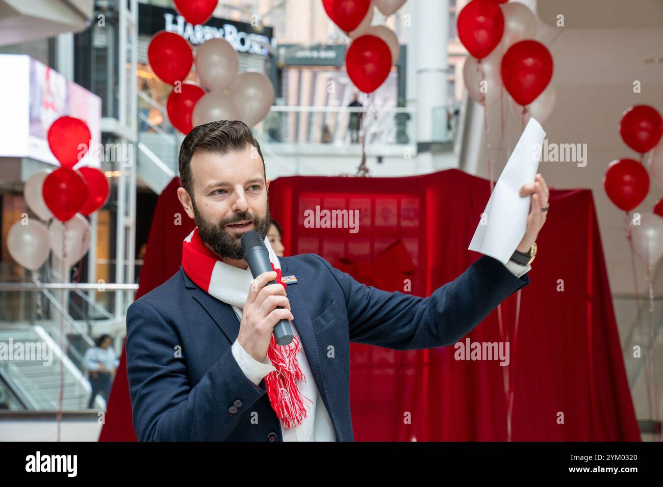 Matthew Capoccia, Philanthropy Manager, Jays Care Foundation, nimmt an der Light the World Giving Machine im Eaton Centre in Toronto Teil. Die Light the World Giving Automaten sind interaktive Verkaufsautomaten, die es Menschen ermöglichen, wohltätige Spenden zu tätigen, indem sie Gegenstände wie Mahlzeiten, Schulbedarf oder medizinische Versorgung für Bedürftige „kaufen“. Sie werden von der Kirche Jesu Christi der Heiligen der Letzten Tage betrieben und während der Feiertage an ausgewählten Orten weltweit eingerichtet, um zu Akten der Freundlichkeit und Großzügigkeit zu inspirieren. Stockfoto