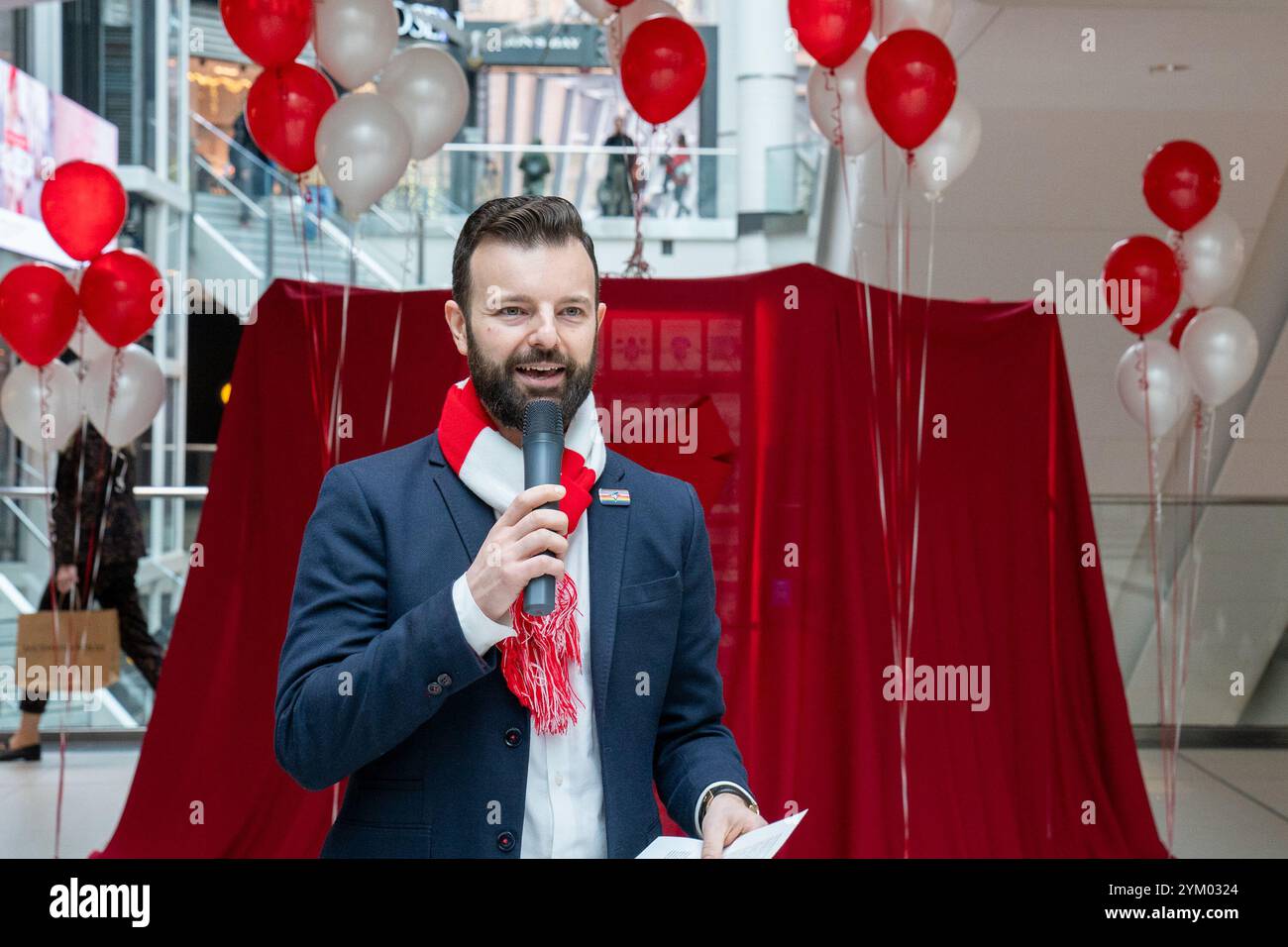 Matthew Capoccia, Philanthropy Manager, Jays Care Foundation, nimmt an der Light the World Giving Machine im Eaton Centre in Toronto Teil. Die Light the World Giving Automaten sind interaktive Verkaufsautomaten, die es Menschen ermöglichen, wohltätige Spenden zu tätigen, indem sie Gegenstände wie Mahlzeiten, Schulbedarf oder medizinische Versorgung für Bedürftige „kaufen“. Sie werden von der Kirche Jesu Christi der Heiligen der Letzten Tage betrieben und während der Feiertage an ausgewählten Orten weltweit eingerichtet, um zu Akten der Freundlichkeit und Großzügigkeit zu inspirieren. Stockfoto