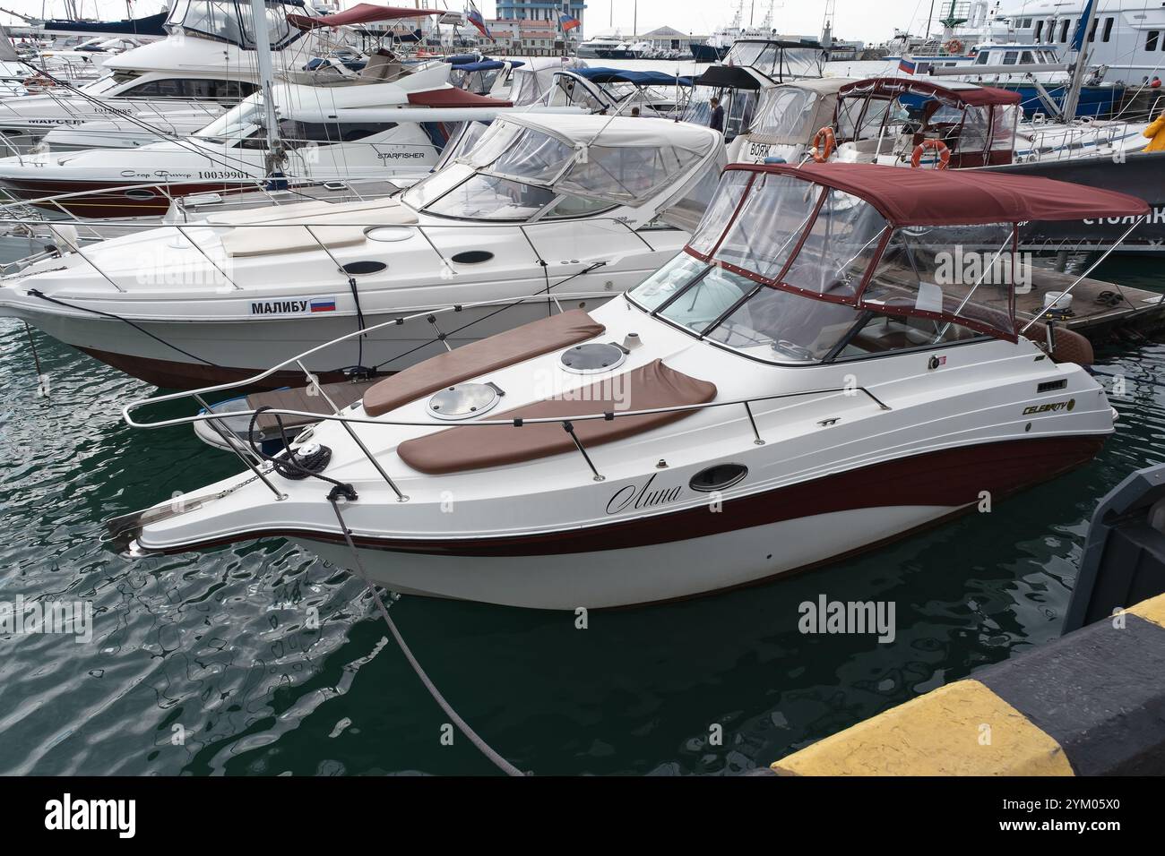 Boote legten an einem Yachthafen an, der von geschäftigen Yachtaktivitäten umgeben war, während des Küstenhafens Sotschi, Russland, 14. April 2023 Stockfoto