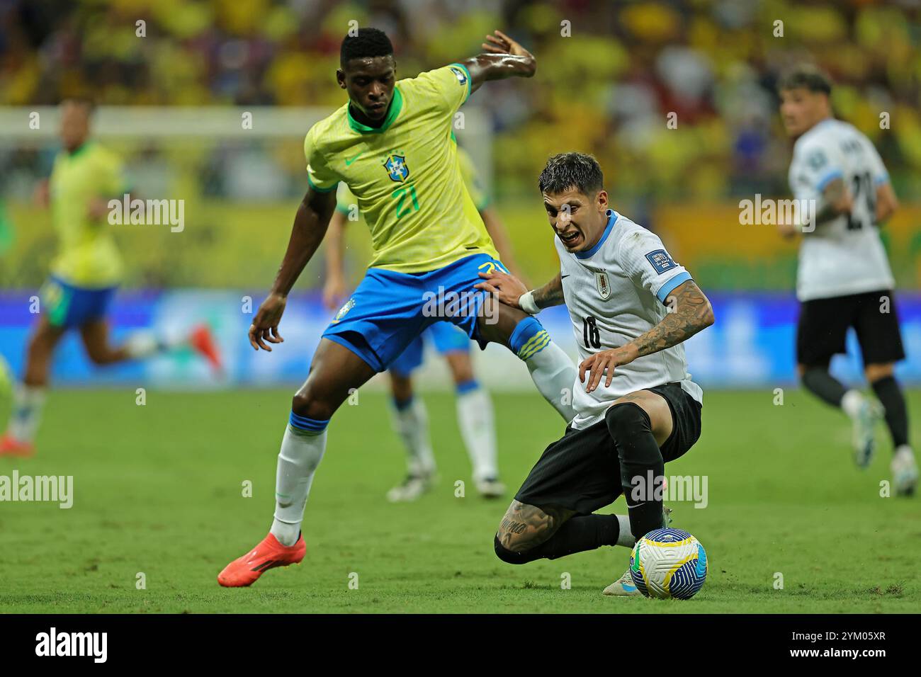 19. November 2024: Salvador, Brasilien; Luiz Henrique von Brasilien fordert den Ballbesitz mit Mathias Olivera aus Uruguay im Spiel zwischen Brasilien und Uruguay für die 12. Runde der Qualifikation zur FIFA 2026 im Arena Fonte Nova Stadion an Stockfoto