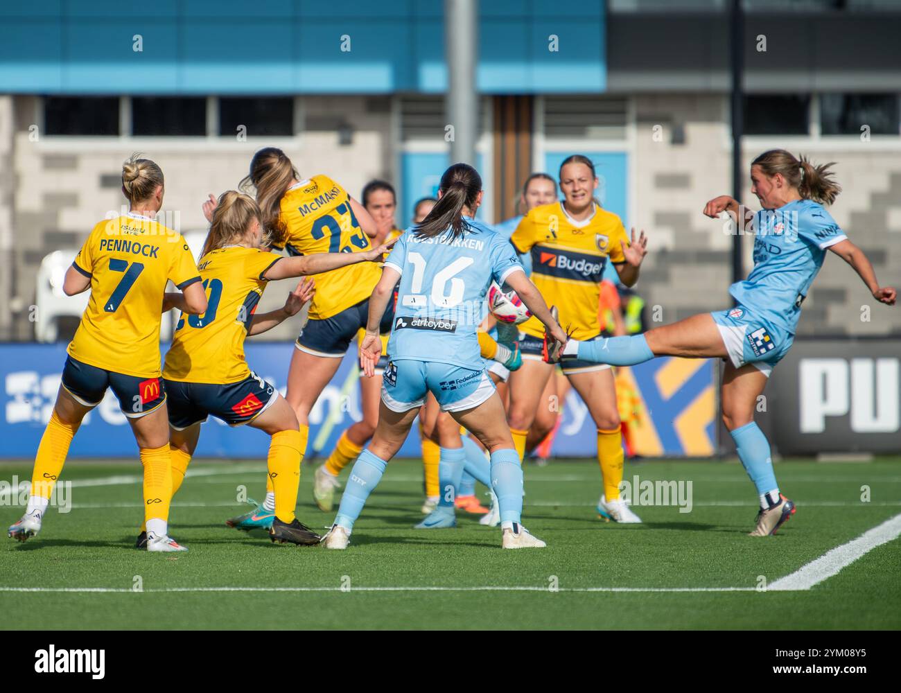 Casey, Australien. November 2024. Leticia McKenna aus der Stadt erzielte beim dritten Spiel der A-League 2024/25 der Frauen zwischen Melbourne City und den Central Coast Mariners in Casey Fields einen Torschuss. Endstand 2:2. Australian Professional Soccer Damen A-League 2024/25 Saison Spiel in Runde 3 zwischen Melbourne City und Central Coast Mariners. Ziehen Sie 2-2. (Foto: Olivier Rachon/SOPA Images/SIPA USA) Credit: SIPA USA/Alamy Live News Stockfoto