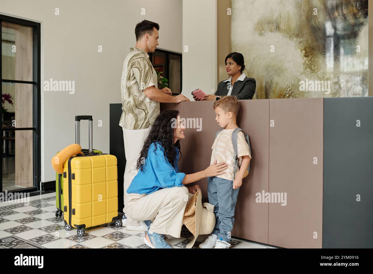 Check-in an der Hotelrezeption mit Familienmitgliedern Stockfoto