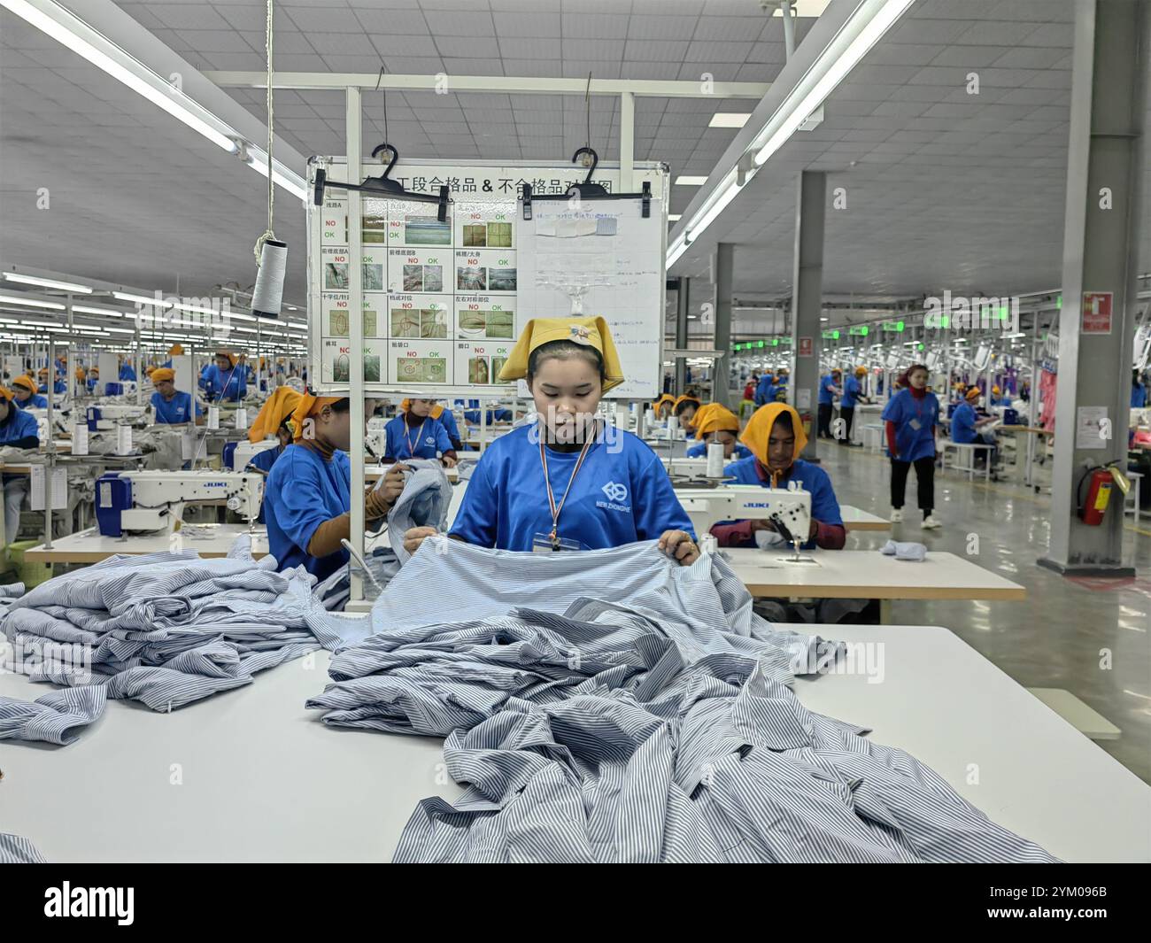 Provinz Kampong Chhnang, Kambodscha, 18. November 2024. Die Arbeiter arbeiten ordentlich in einer chinesischen Textil- und Bekleidungsfabrik in Udong, Provinz Kampong Chhnang, Kambodscha, 18. November 2024 Ortszeit. Quelle: Yang Qiang/China News Service/Alamy Live News Stockfoto