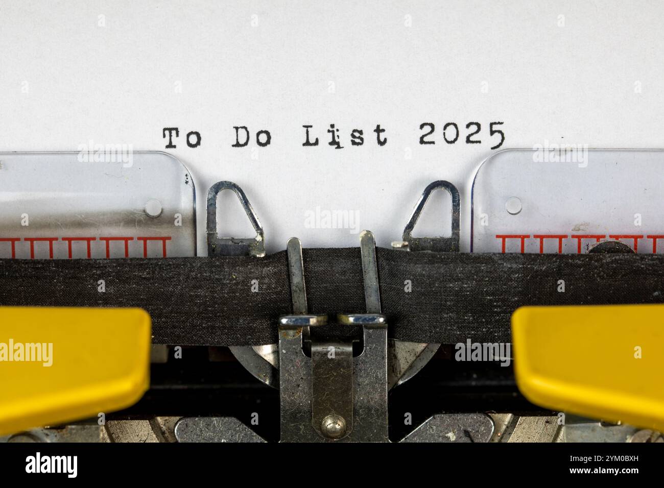 To-do-Liste 2025 – auf eine alte Schreibmaschine geschrieben Stockfoto