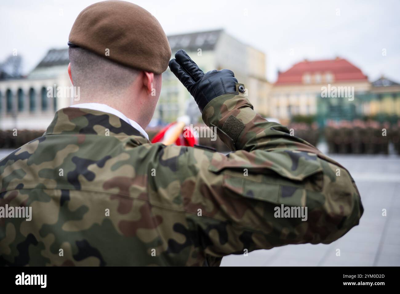 Ein polnischer Armeesoldat, der während der Zeremonie grüßt Stockfoto