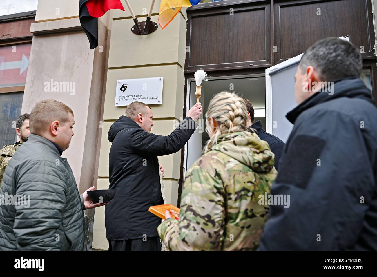 LEMBERG, UKRAINE - 15. NOVEMBER 2024 - Ein Priester segnet das erste Rekrutierungszentrum der Ukraine für die 67. Eigenständige Mechanisierte Brigade, die in Lemberg, Westukraine, eröffnet wurde. Stockfoto