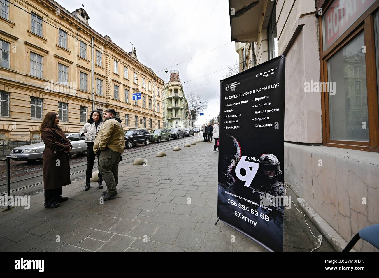 LVIV, UKRAINE - 15. NOVEMBER 2024 - die Einweihung des ersten Rekrutierungszentrums der Ukraine für die 67. Separate Mechanisierte Brigade findet in Lviv, Westukraine statt. Stockfoto