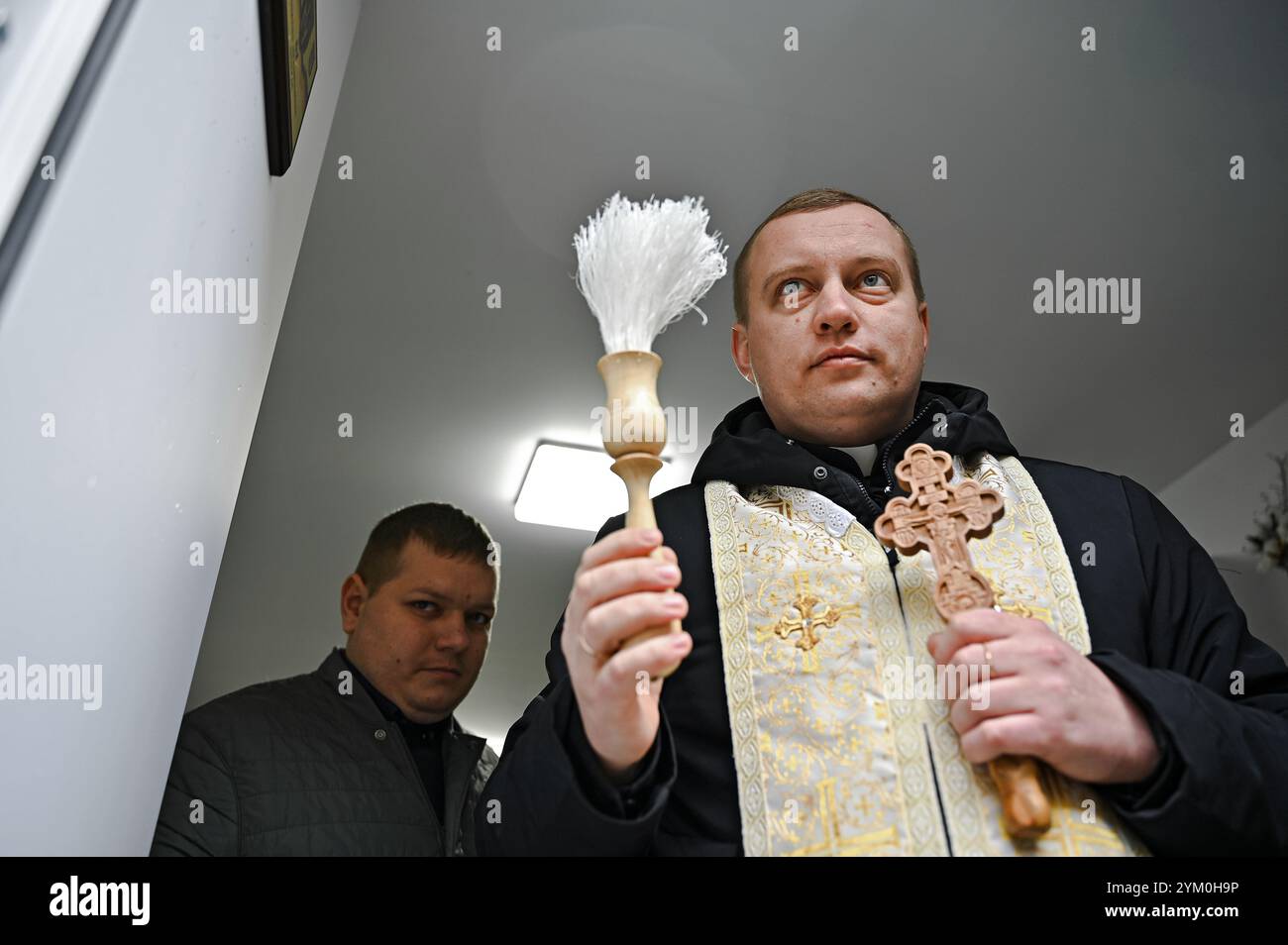 LEMBERG, UKRAINE - 15. NOVEMBER 2024 - Ein Priester segnet das erste Rekrutierungszentrum der Ukraine für die 67. Eigenständige Mechanisierte Brigade, die in Lemberg, Westukraine, eröffnet wurde. Stockfoto