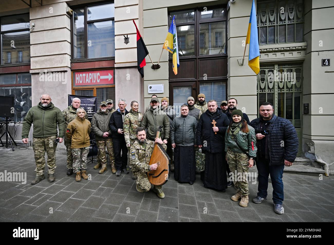 LEMBERG, UKRAINE - 15. NOVEMBER 2024 - Teilnehmer posieren für ein Gruppenfoto während der Eröffnung des ersten Rekrutierungszentrums der Ukraine der 67. Separaten Mechanisierten Brigade in Lemberg, Westukraine. Stockfoto
