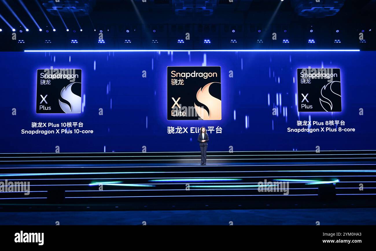 Preisgekrönte Vertreter stellten Qualcomm Snapdragon-Technologieprodukte vor. Wuzhen, China, 19. November 2024. Die World Internet Conference Leading Technology Awards 2024 fand in Wuzhen, der ostchinesischen Provinz Zhejiang, statt. Am 19. November 2024 wurden 20 international repräsentative, jährlich preisgekrönte Projekte veröffentlicht. Quelle: Wang Gang/China News Service/Alamy Live News Stockfoto