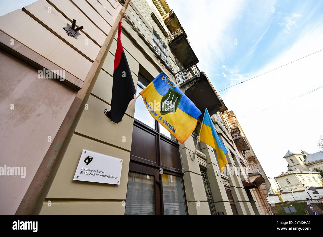 LVIV, UKRAINE - 15. NOVEMBER 2024 - die Einweihung des ersten Rekrutierungszentrums der Ukraine für die 67. Separate Mechanisierte Brigade findet in Lviv, Westukraine statt. Stockfoto