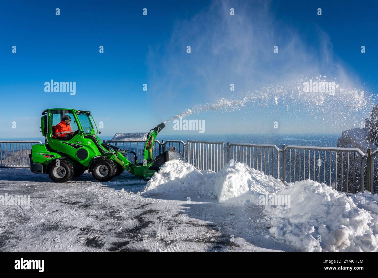 Schneefräse im Einsatz auf der Zugspitze in Bayern. Stockfoto