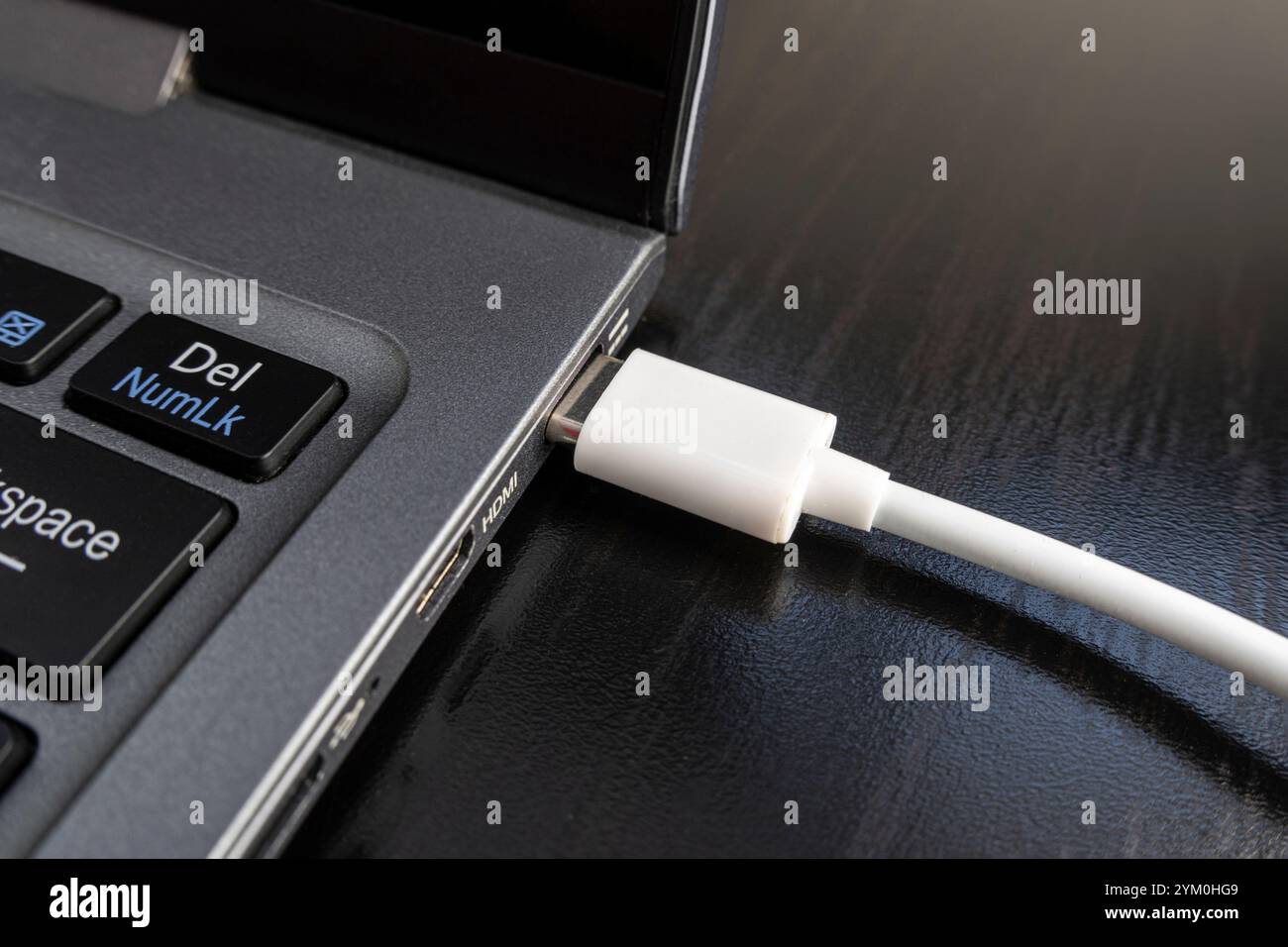 Nahaufnahme des Laptops Typ-C-Anschluss, Typ-C-Hub und Typ-C-Kabel. Stockfoto