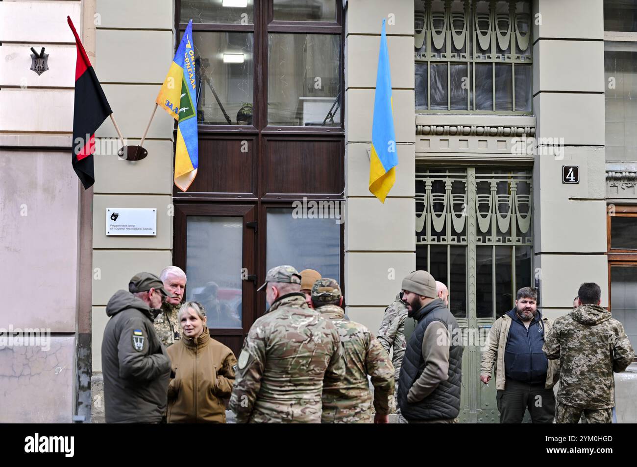 LVIV, UKRAINE - 15. NOVEMBER 2024 - die Einweihung des ersten Rekrutierungszentrums der Ukraine für die 67. Separate Mechanisierte Brigade findet in Lviv, Westukraine statt. Stockfoto