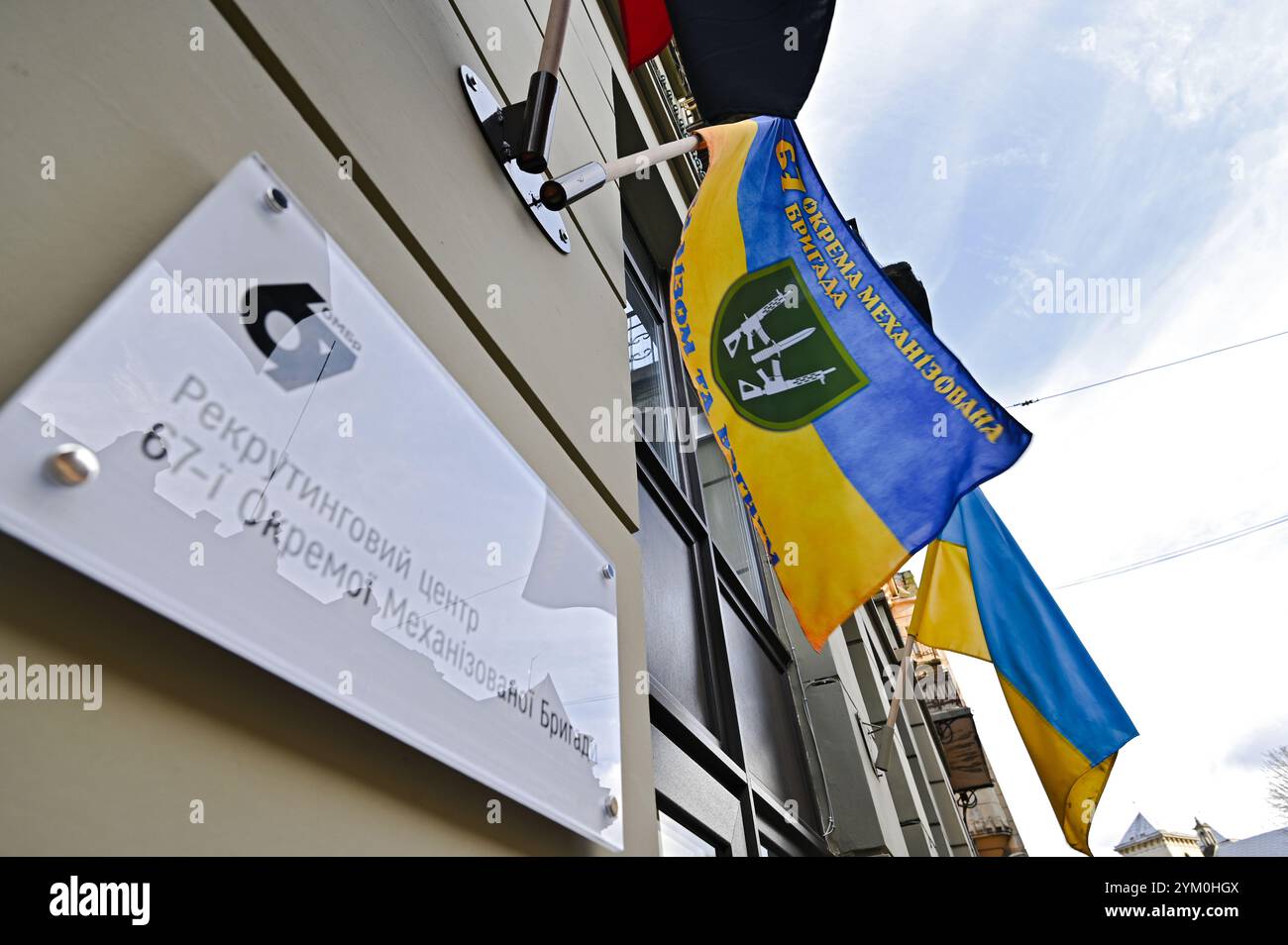 LVIV, UKRAINE - 15. NOVEMBER 2024 - die Einweihung des ersten Rekrutierungszentrums der Ukraine für die 67. Separate Mechanisierte Brigade findet in Lviv, Westukraine statt. Stockfoto