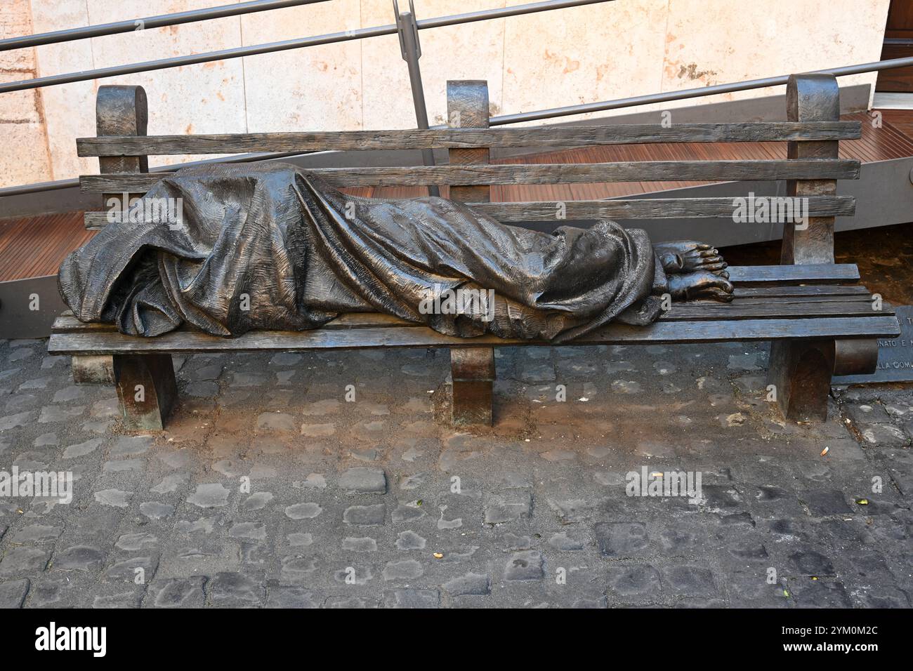 Rom, Italien - 31. Oktober 2024: Obdachloser Jesus die Bronzeskulptur von Timothy Schmalz, die Jesus als Obdachlosen darstellt, der auf einer Parkbank schläft Stockfoto
