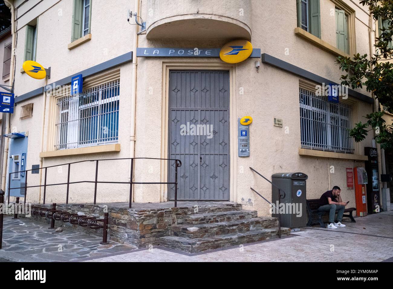 Postamt und La Banque Postale Agentur in Collioure an der Cote Vermeille im Mittelmeer, Abteilung Pyrenäen-Orientales im Occit Stockfoto