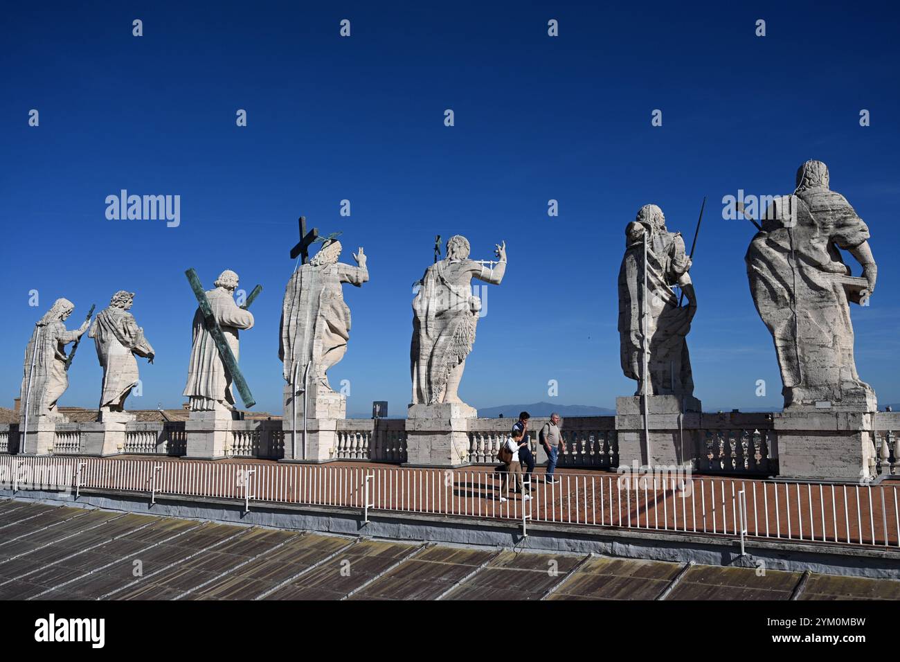 Vatikan - 2. November 2024: Skulpturen Apostel auf dem Dach des Petersdoms im Vatikan Stockfoto