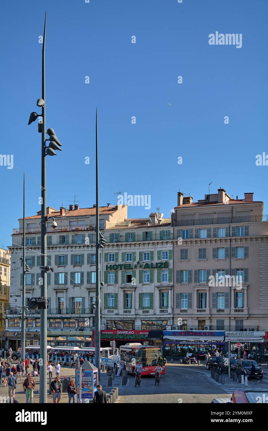 Marseille. Frankreich - 20. November 2024: Hotel Aliz und nahe gelegene Restaurants Bistro le 31, Hippopotamus und L'Entrec te am alten Hafen von Marseille. Die Stockfoto