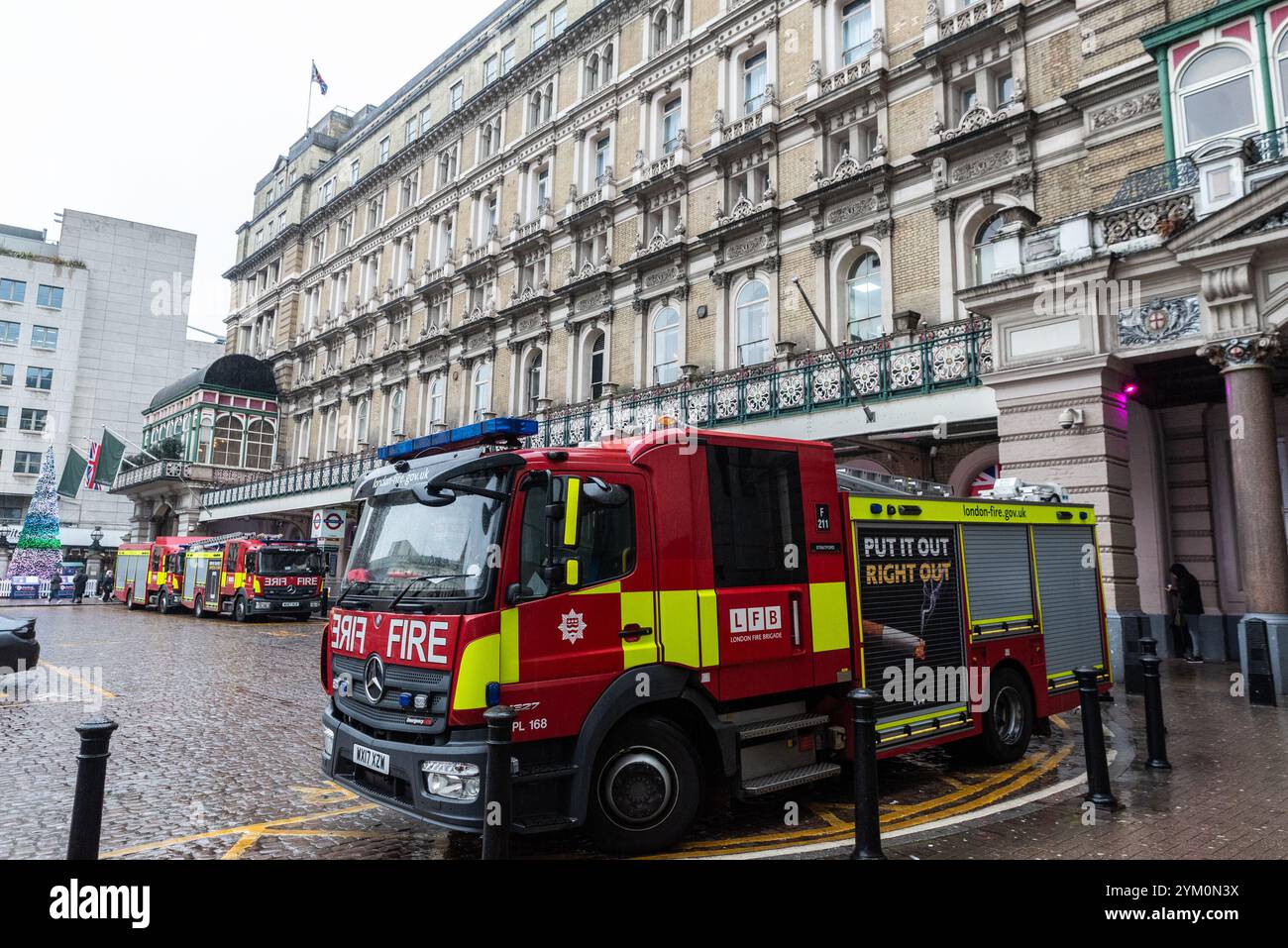 Feuerwehrfahrzeuge der Londoner Feuerwehr vor dem Bahnhof Charing Cross während einer Übung. Feuerwehrgeräte am Drehkreuz. Hauptbahnstation Stockfoto