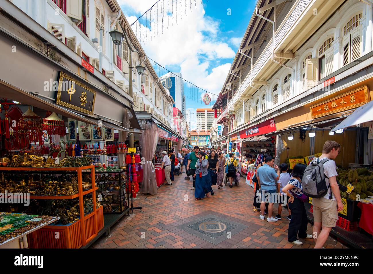 Klassische historische enge Gassen mit Geschäften und Händlern, die alles von Speisen bis hin zu Pfannen im Chinatown Viertel von Singapur verkaufen Stockfoto