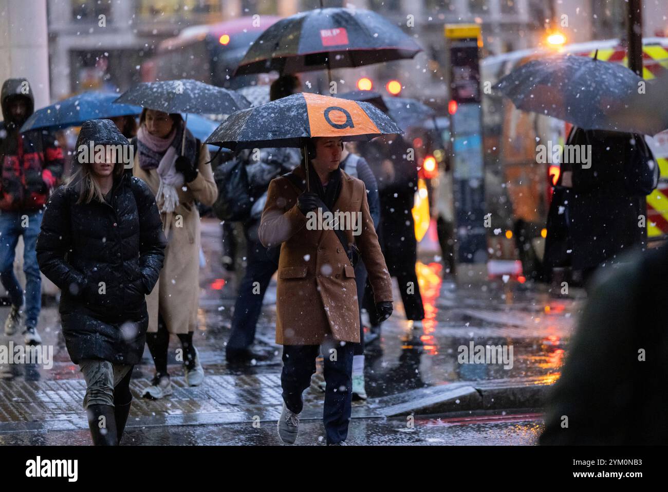 Die Londoner Pendler machen sich auf den Weg entlang der Gracechurch Street, während diese Woche ein kalter Snack in die City of London und in ganz Großbritannien, England, trifft Stockfoto