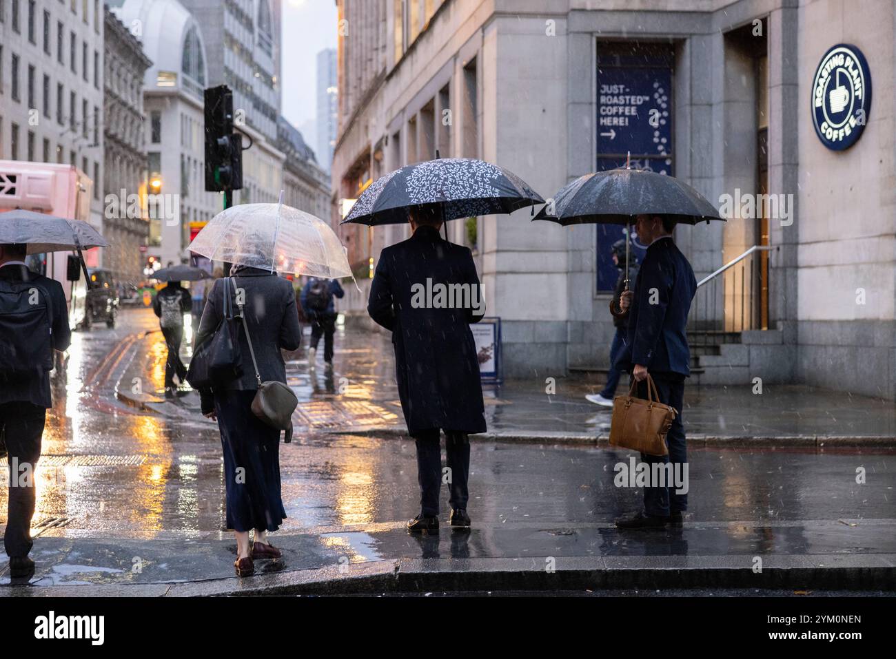 Die Londoner Pendler machen sich auf den Weg entlang der Gracechurch Street, während diese Woche ein kalter Snack in die City of London und in ganz Großbritannien, England, trifft Stockfoto