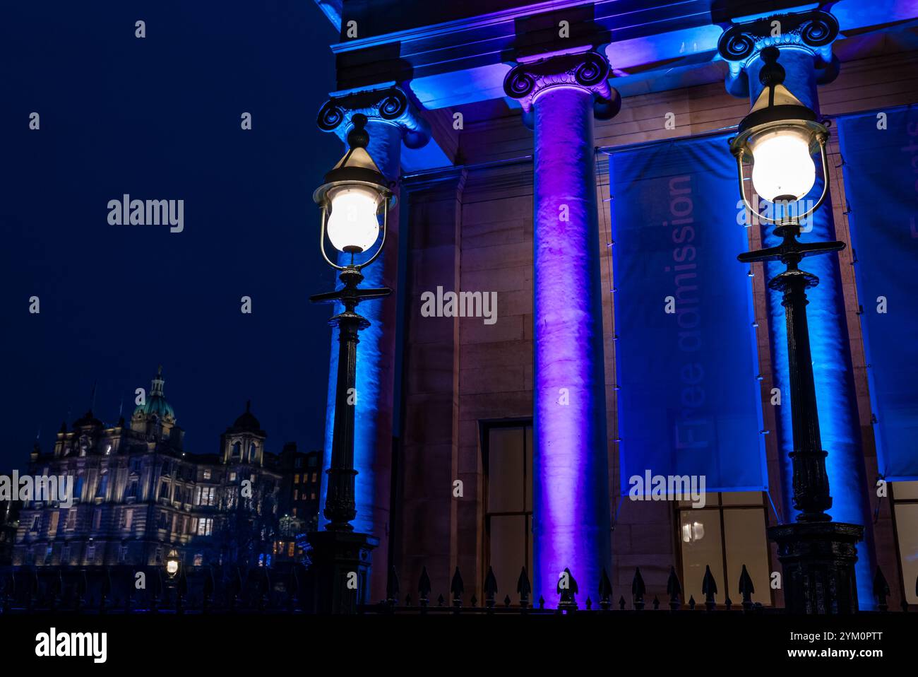 National Gallery of Scotland & Lloyds Banking Group Hauptsitz beleuchtet bei Nacht, The Mound, Edinburgh, Schottland, Großbritannien Stockfoto