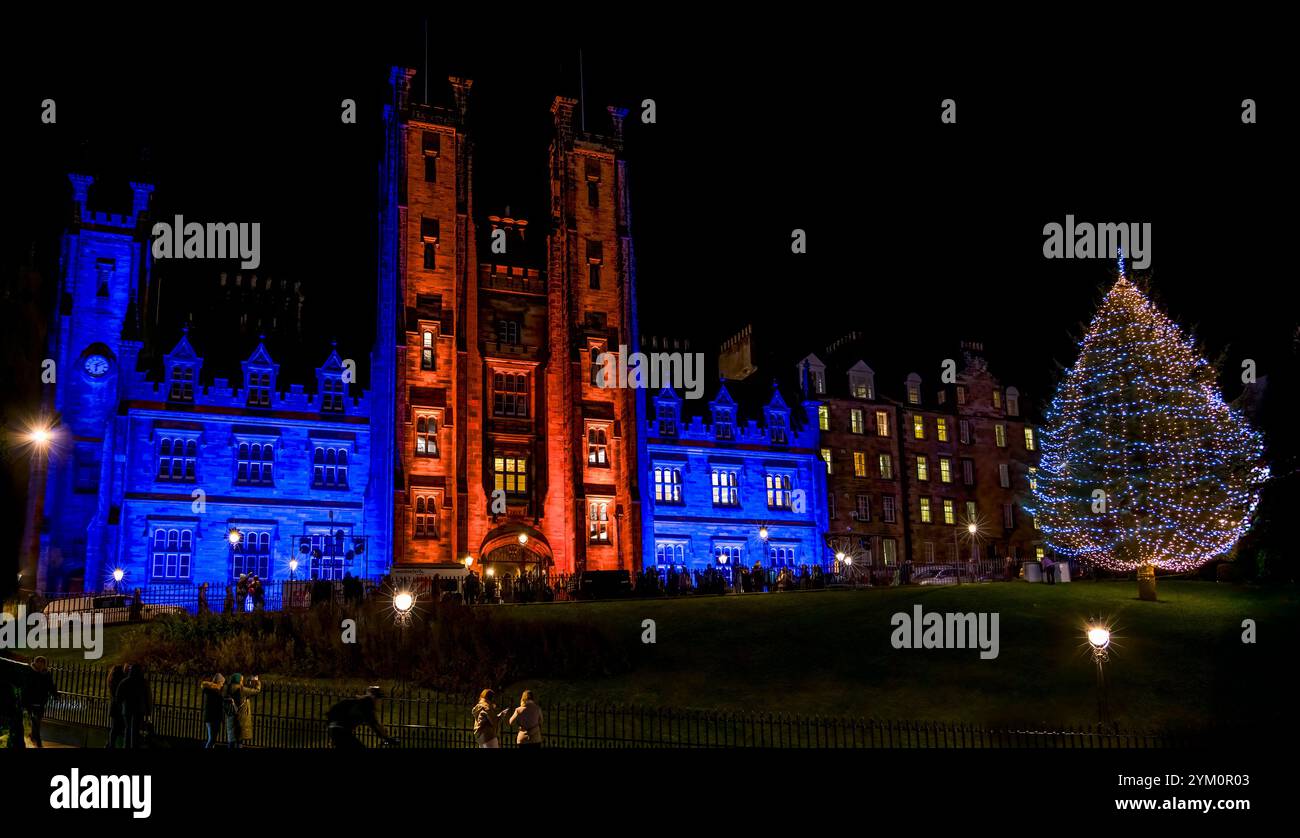 Assembly Hall on the Mound beleuchtet Weihnachten mit norwegischer Tanne, Edinburgh, Schottland, Großbritannien Stockfoto