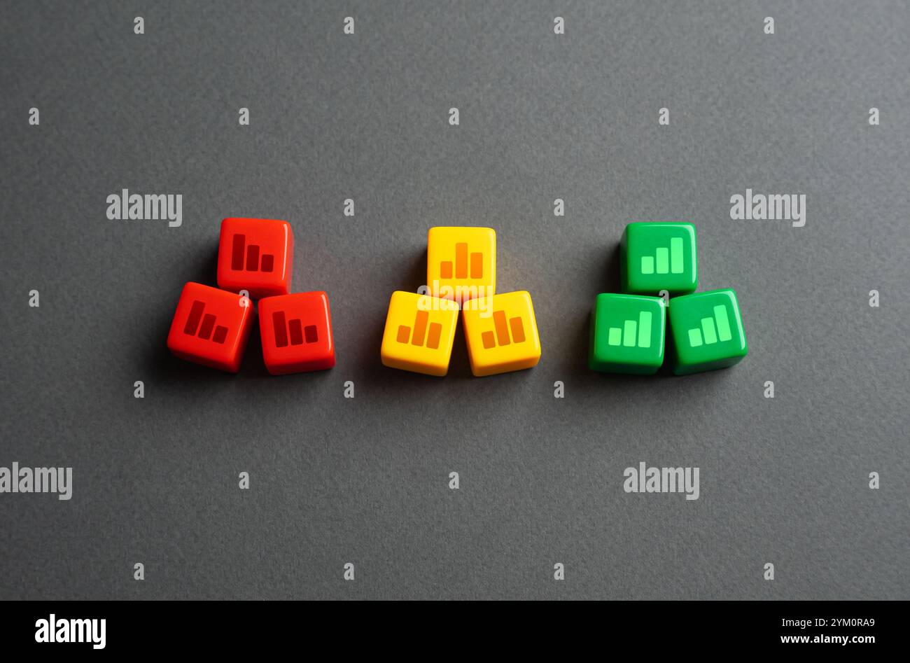 Schlechte, neutrale und gute Wirtschaftsindikatoren. Das Konzept verschiedener Business Cases. Beispiele für erfolgreiche und nicht erfolgreiche Beispiele. Geschäftsmodelle. Rot, gelb und g Stockfoto