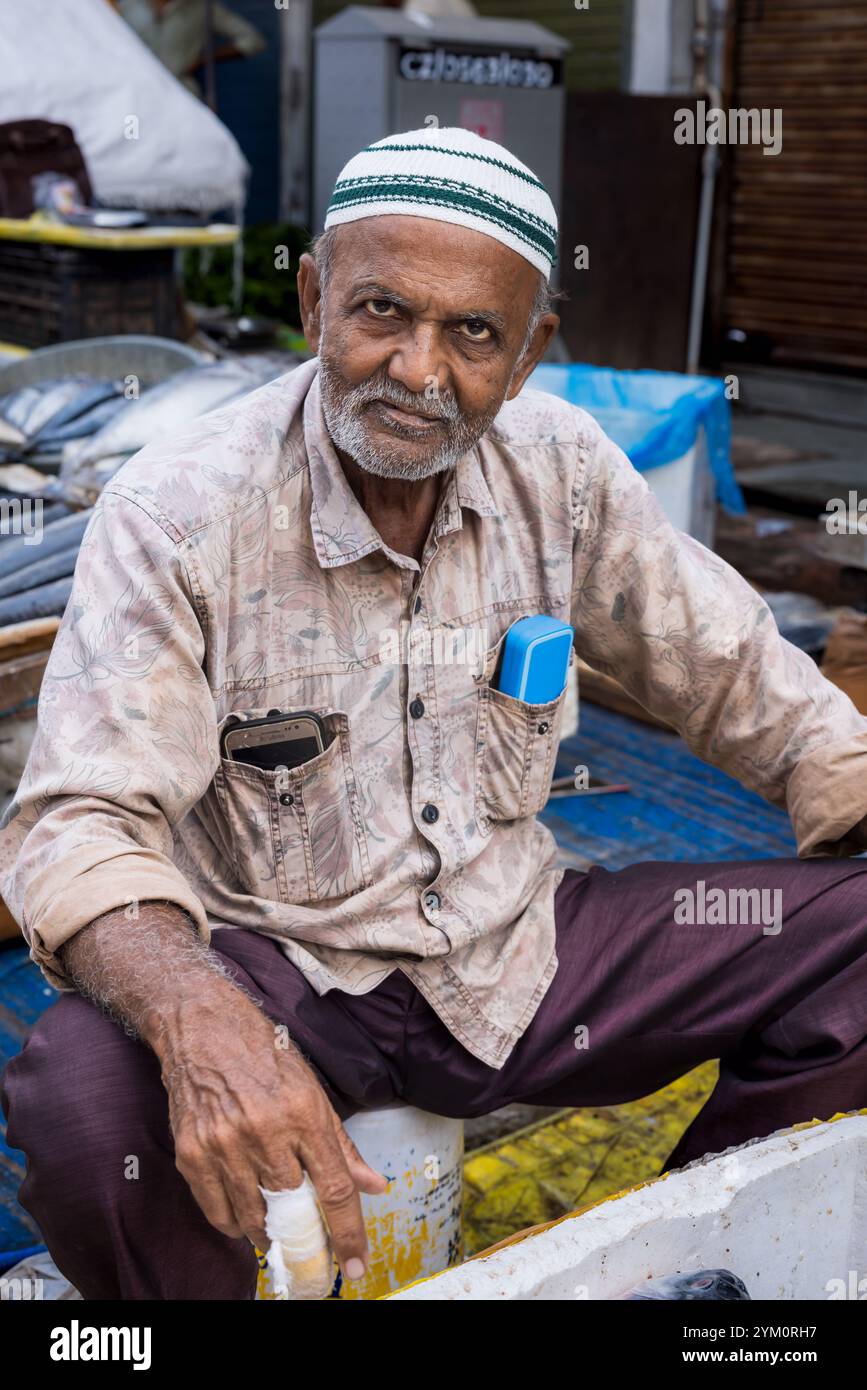 Ein älterer Mann arbeitet auf dem Fischmarkt Ahmedabad, Gujarat, Indien Stockfoto