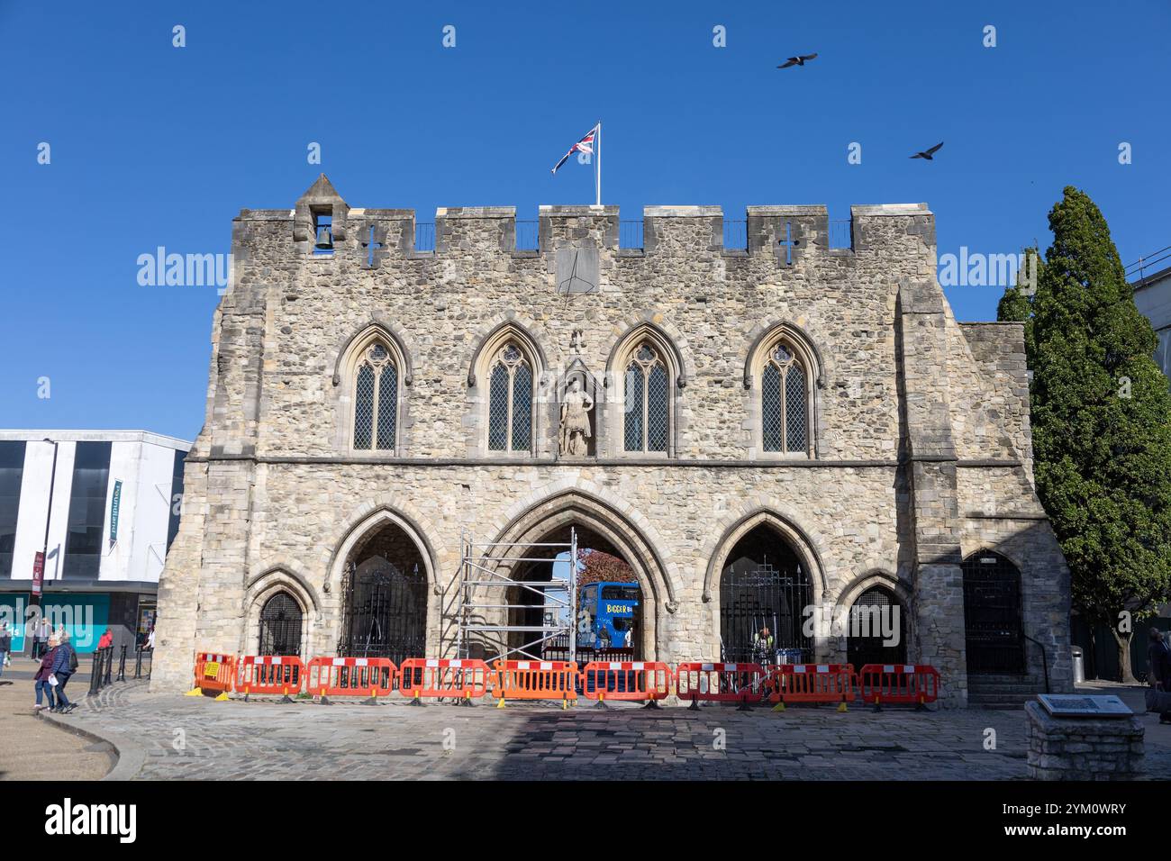 Bargate Ein mittelalterliches Gatehouse in Southampton City Centre England Ein denkmalgeschütztes Gebäude, das am 3. Oktober 2024 renoviert wurde Stockfoto