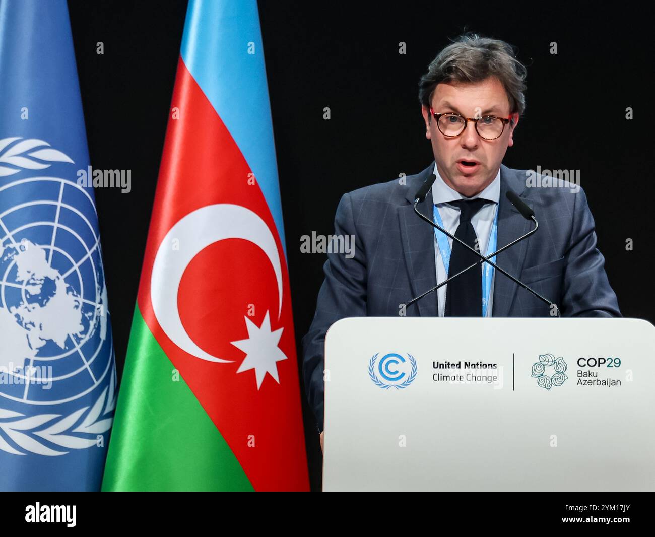 Baku, Aserbaidschan, 20. November 2024. Kevin Magron, Klimabotschafter für Frankreich, gibt eine nationale Erklärung während des wiederaufgenommenen hochrangigen Segments im Plenarsaal von Nizami in der Blauen Zone während der UN-Klimakonferenz COP29 ab, einer Veranstaltung des UNFCCC im Olympiastadion von Baku. Die COP29, die ab November 11-22 läuft, konzentriert sich auf die Ermittlung von CO2-Ausgleichsmaßnahmen für saubere Energie. Stockfoto