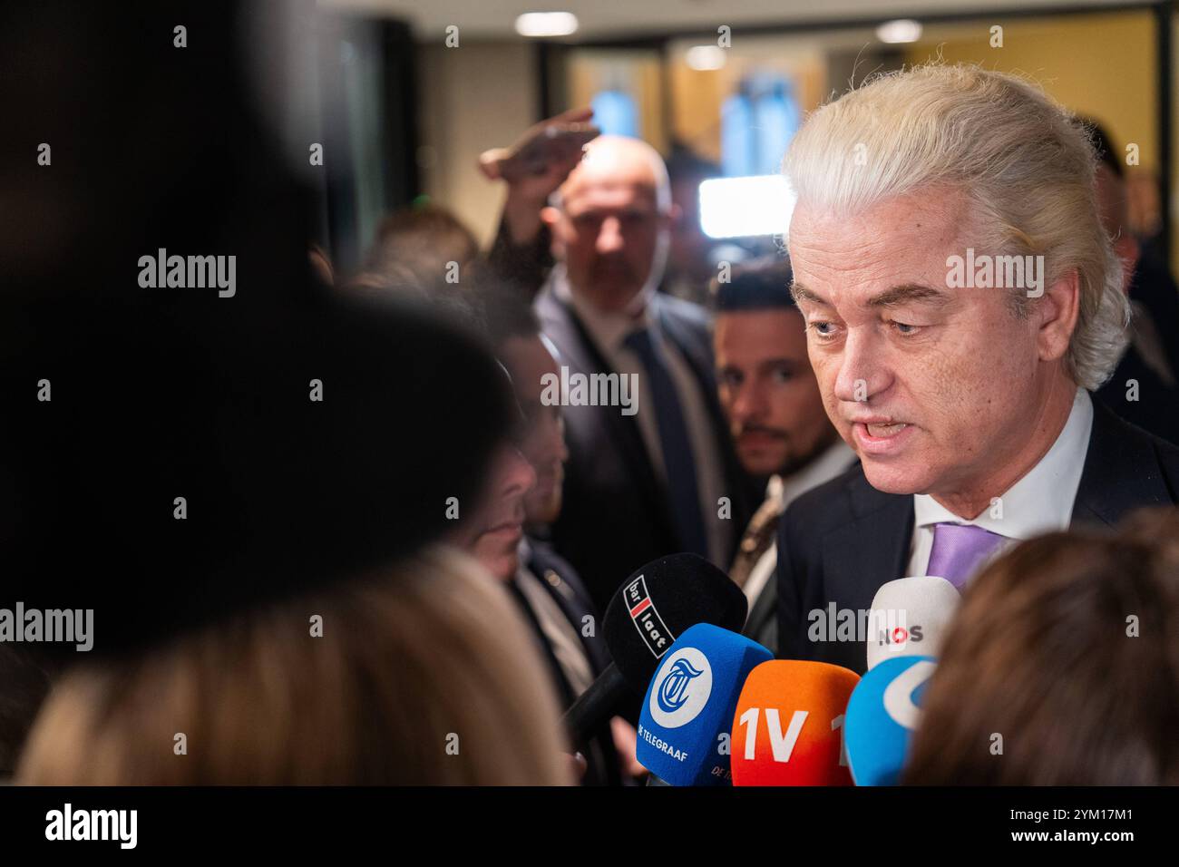 19. NOVEMBER 2024 Niederländisch Tweede Kamer Plenardebatte DEN HAAG, NIEDERLANDE - 19. NOVEMBER: Geert Wilders PVV in einem Interview während der Plenardebatte im Tweede Kamer am 19. November 2024 in den Haag Tweede Kamer Niederlande den Haag Tweede Kamer Niederlande Inhalte können nicht direkt oder indirekt über Dritte weiterverbreitet werden. Copyright: XJohnxBeckmannx Stockfoto