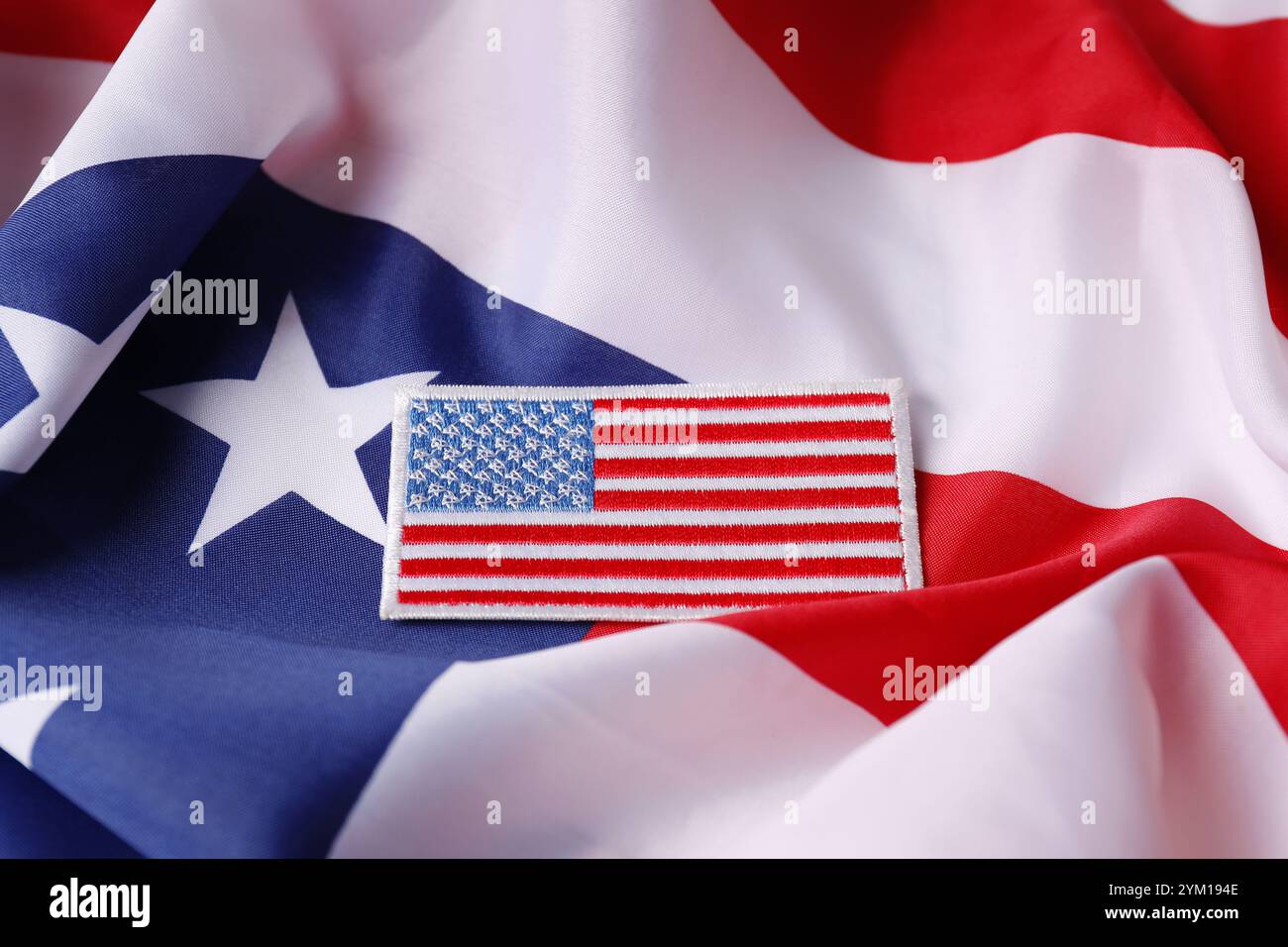 Veteranentag. US-Armee-Patch auf amerikanischer Flagge Stockfoto