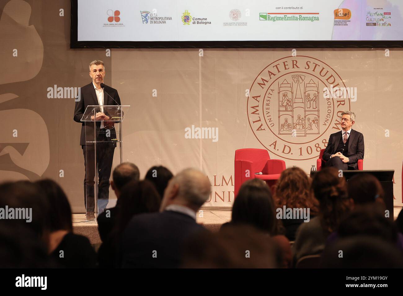 Bologna, Gino Cecchettin interviene a Evento-konfronto Dieci domande sulla violenza tra scuole, Universit&#xe0;, Centri antiviolenza e Centri per uomini autori diviolenza promosso dal Piano per l'uguaglianza metropolitano e rete Ecco! In Collaborazione con Alma Mater, Comune e USP Bologna. Partecipano il rettore dell'Alma Mater G. Molari, la vicesindaca E. Clancy, S. Lo Giudice capo di Gabinetto metropolitano, R.. Monticelli delegata del sindaco per i Diritti umani e G.A.Panzardi dirigente USP 20 Novembre 2024 ( Foto Guido Calamosca/LaPresse ) Bologna, Gino Cecchettin greift bei Evento-compa ein Stockfoto