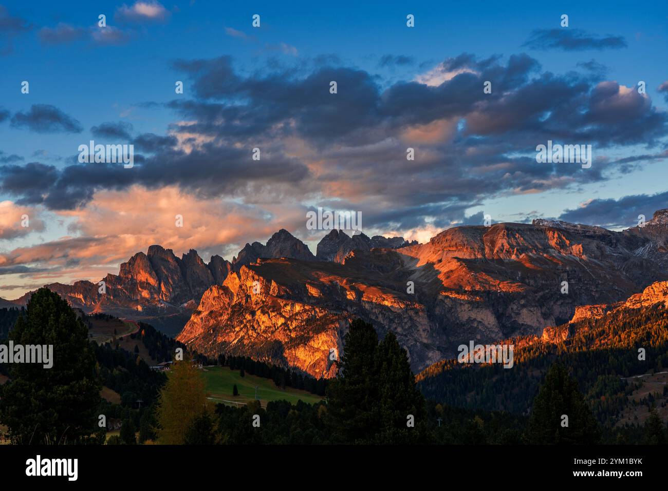 Panoramablick auf die Grödner Dolomiten in Italien. Stockfoto