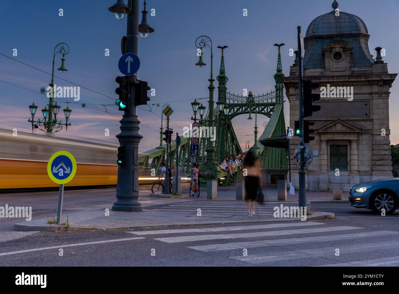 Budapest, Ungarn - 26. Juli 2024: Einheimische und Touristen genießen einen sonnigen Tag auf der Budapester Freiheitsbrücke. Zeitraffer, Folienübergang. Stockfoto