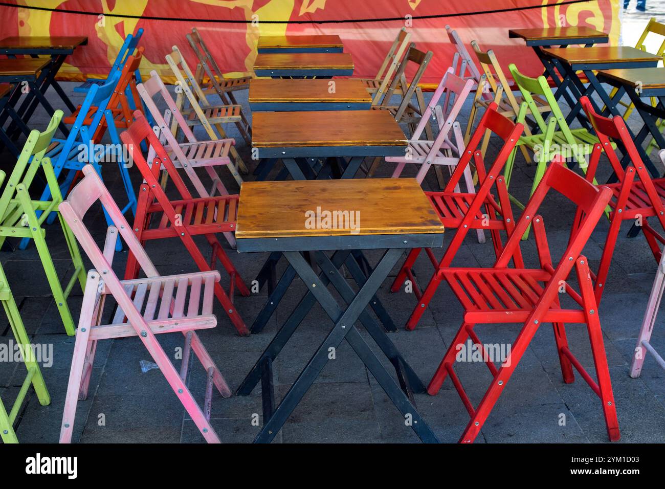 Italien, Burano Island, farbenfrohe Inneneinrichtung in einem winzigen Restaurant auf der schönen Insel in der Lagune von Venedig Stockfoto