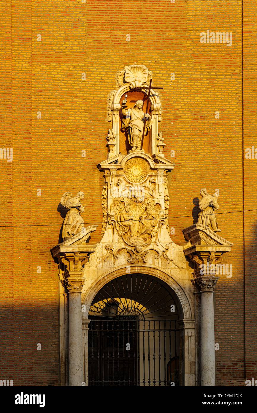 Hauptfassade der Kirche San Nicolas El Real auf dem Plaza del Jardinillo. Guadalajara, Spanien. Stockfoto