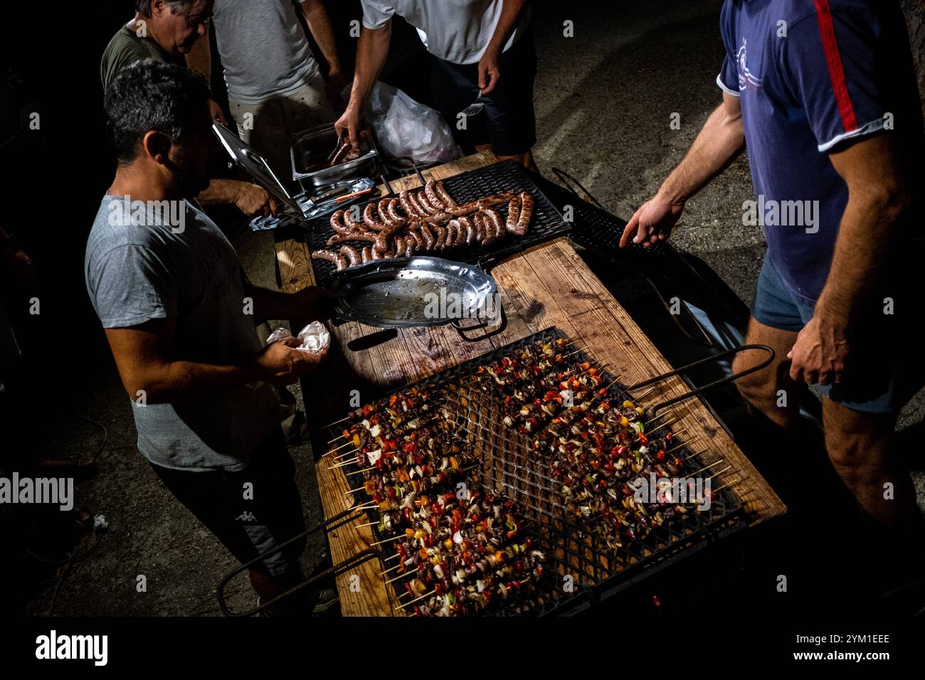 Fleisch Schweinefleisch Wurst und gegrillte Rindfleischkebabs im großen Grill für das Dorffest des Weilers Lialores in der Gemeinde Kondom im Gers de Stockfoto