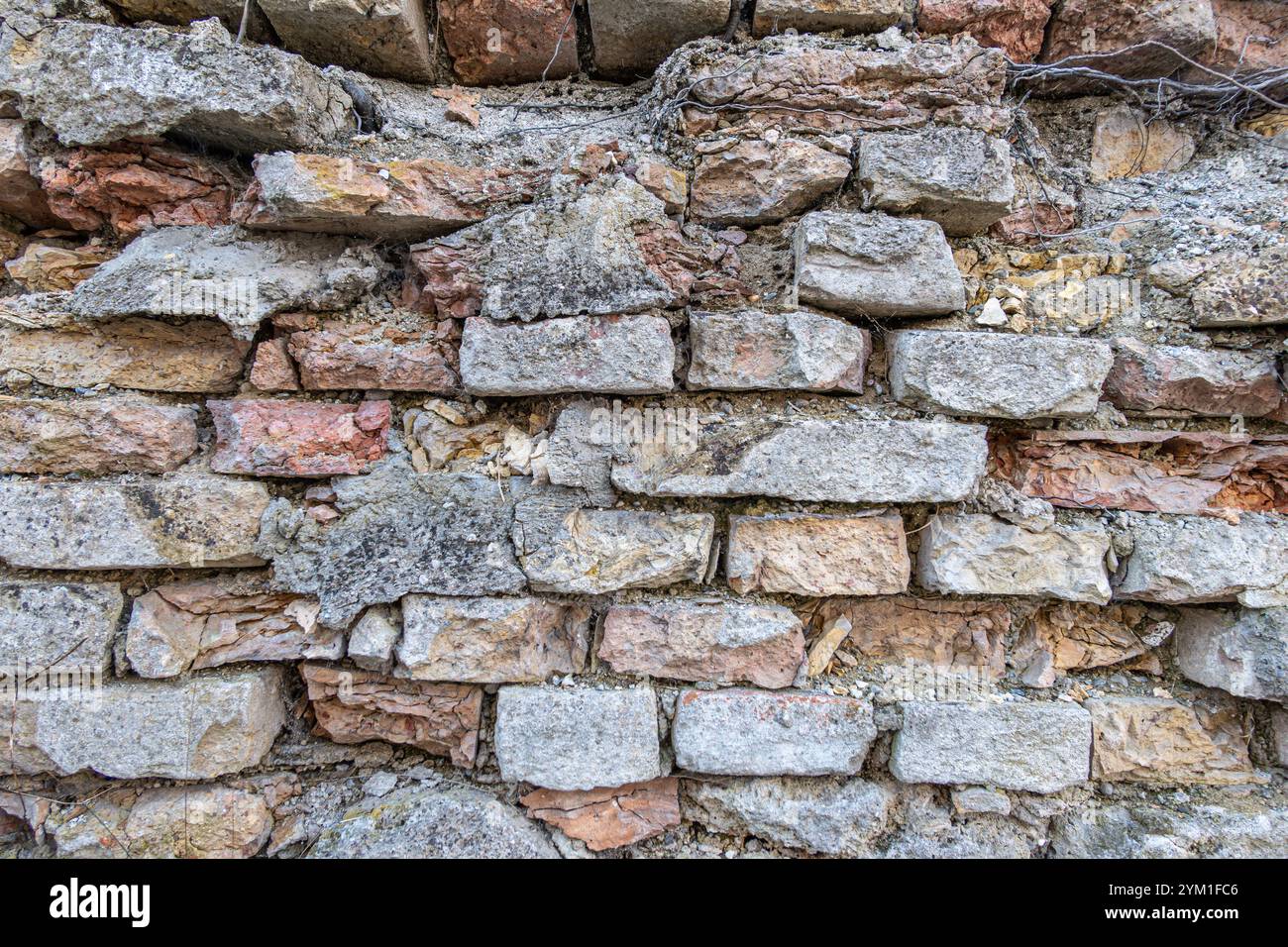 Alte verwitterte Steinmauer, Ziegelsteine, Hintergrund Alte verwitterte Steinmauer, Ziegelsteine, Hintergrund *** Alte verwitterte Steinmauer, Ziegel, BA Stockfoto