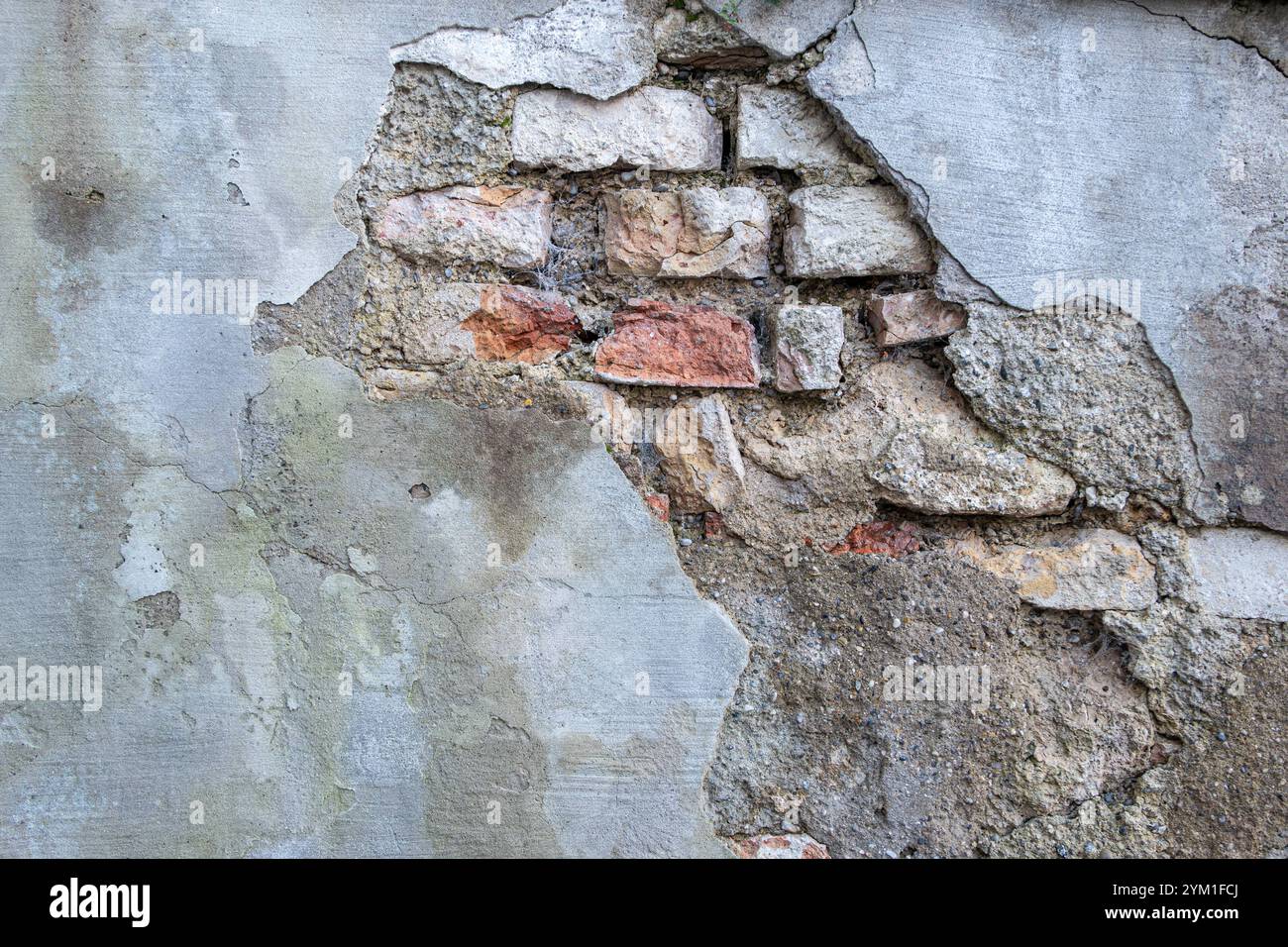 Alte verwitterte Steinmauer, Ziegelsteine, Hintergrund Alte verwitterte Steinmauer, Ziegelsteine, Hintergrund *** Alte verwitterte Steinmauer, Ziegel, BA Stockfoto